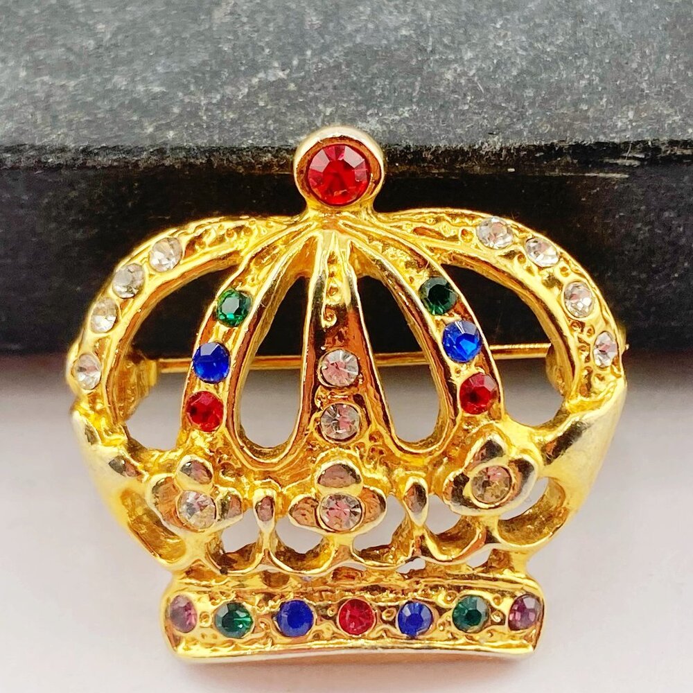 VINTAGE Gold tone metal and multi-colour rhinestone crown brooch jewelry pin - Picture 1 of 9
